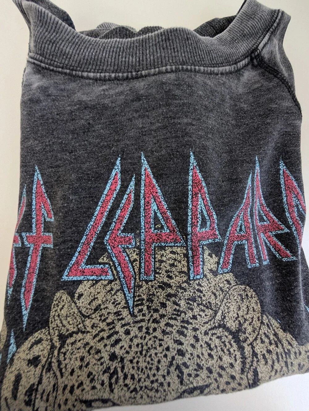 ⚡ Recycled Karma Def Leppard "Love Bites" Graphic Sweatshirt 🖤 - Picture 13 of 13